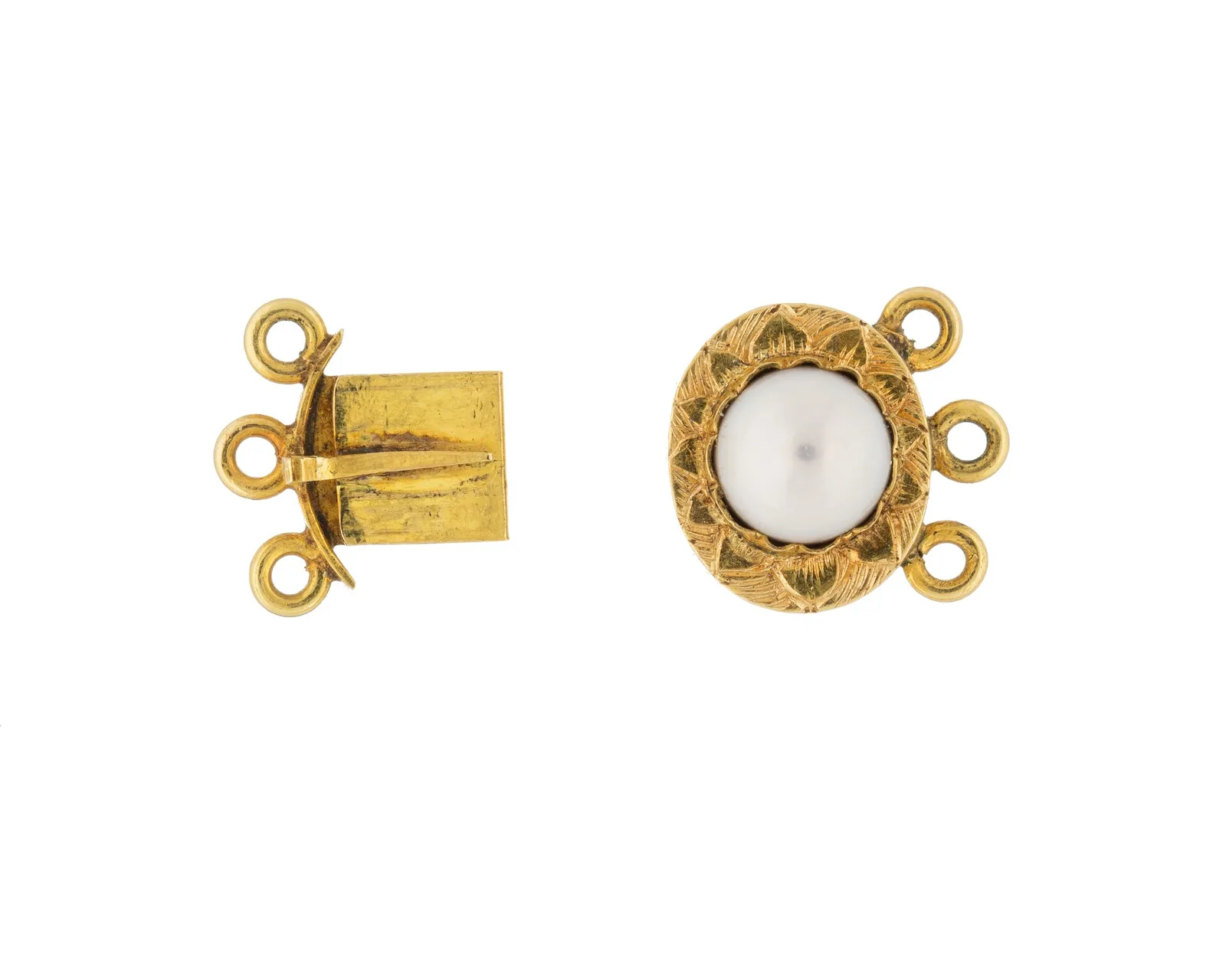 Gold box clasp of 1865, one side a tongue, the other an engraved oval set with a Scottish pearl and three rings