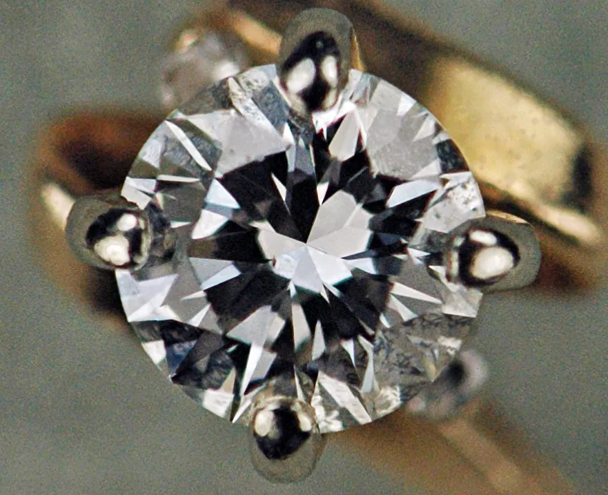 Round brilliant diamond seen from the side, the bright girdle between a low crown and a longer pavilion