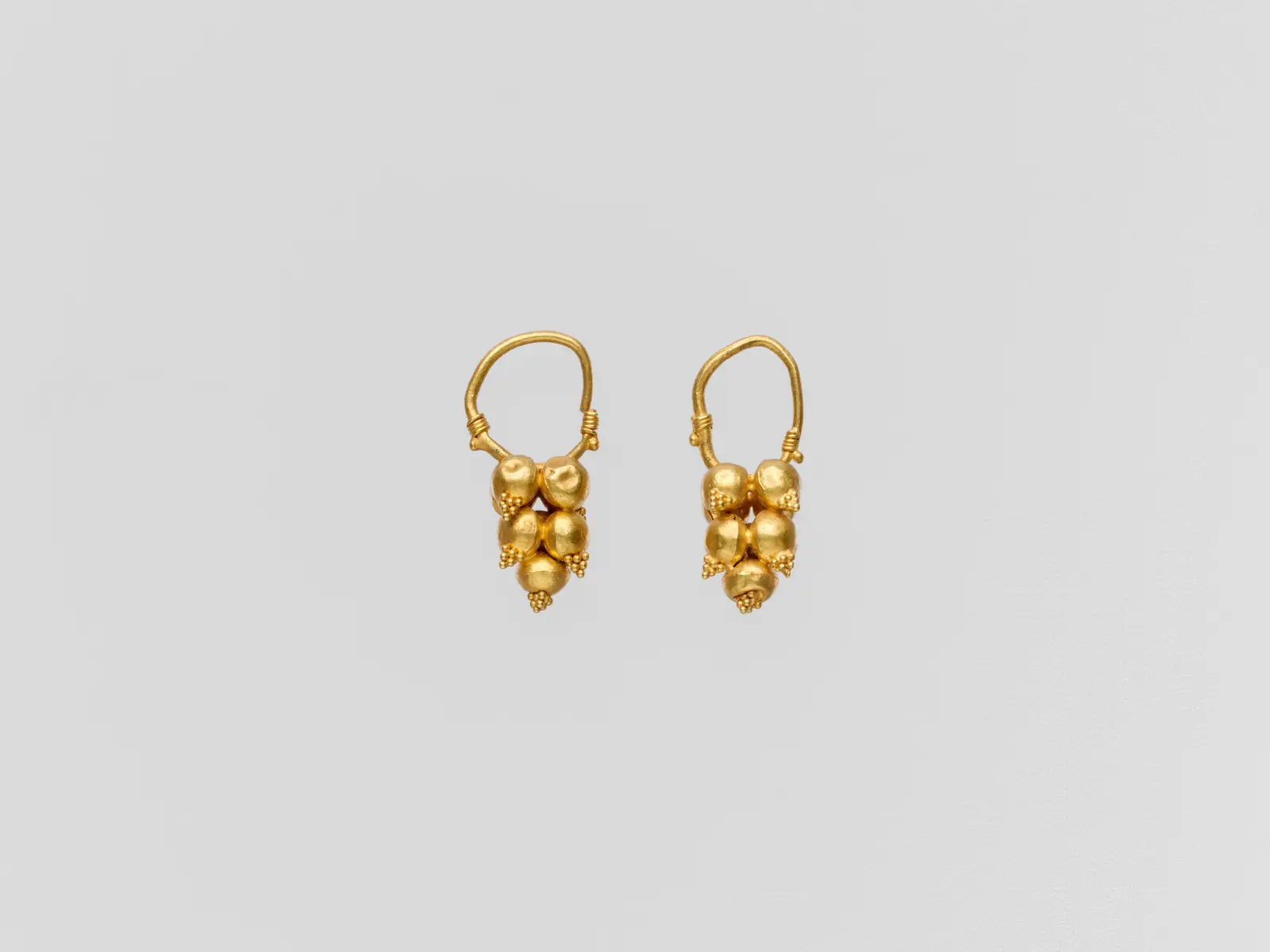 A Roman gold earring built from clustered spheres and pyramidal granulation