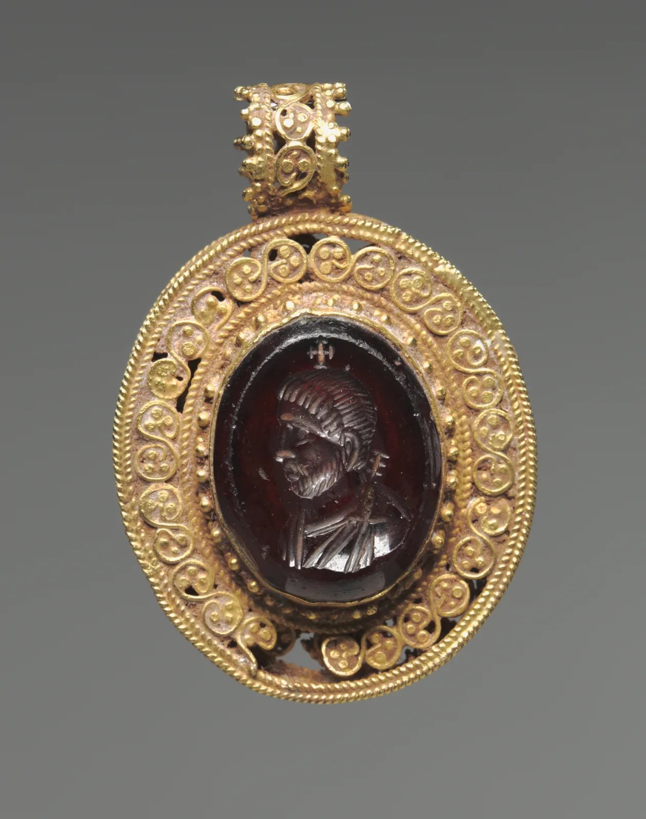 Byzantine garnet pendant with a portrait intaglio in a gold filigree mount