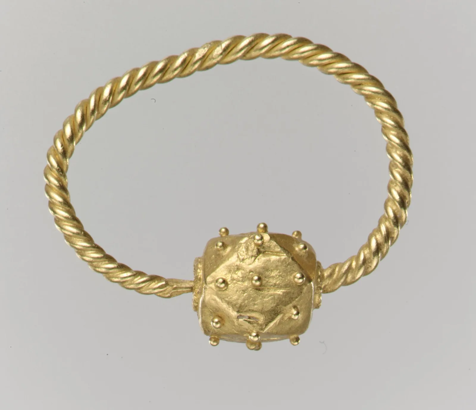 Ostrogothic gold earring with a twisted-wire hoop and a cubic pendant covered in granulation