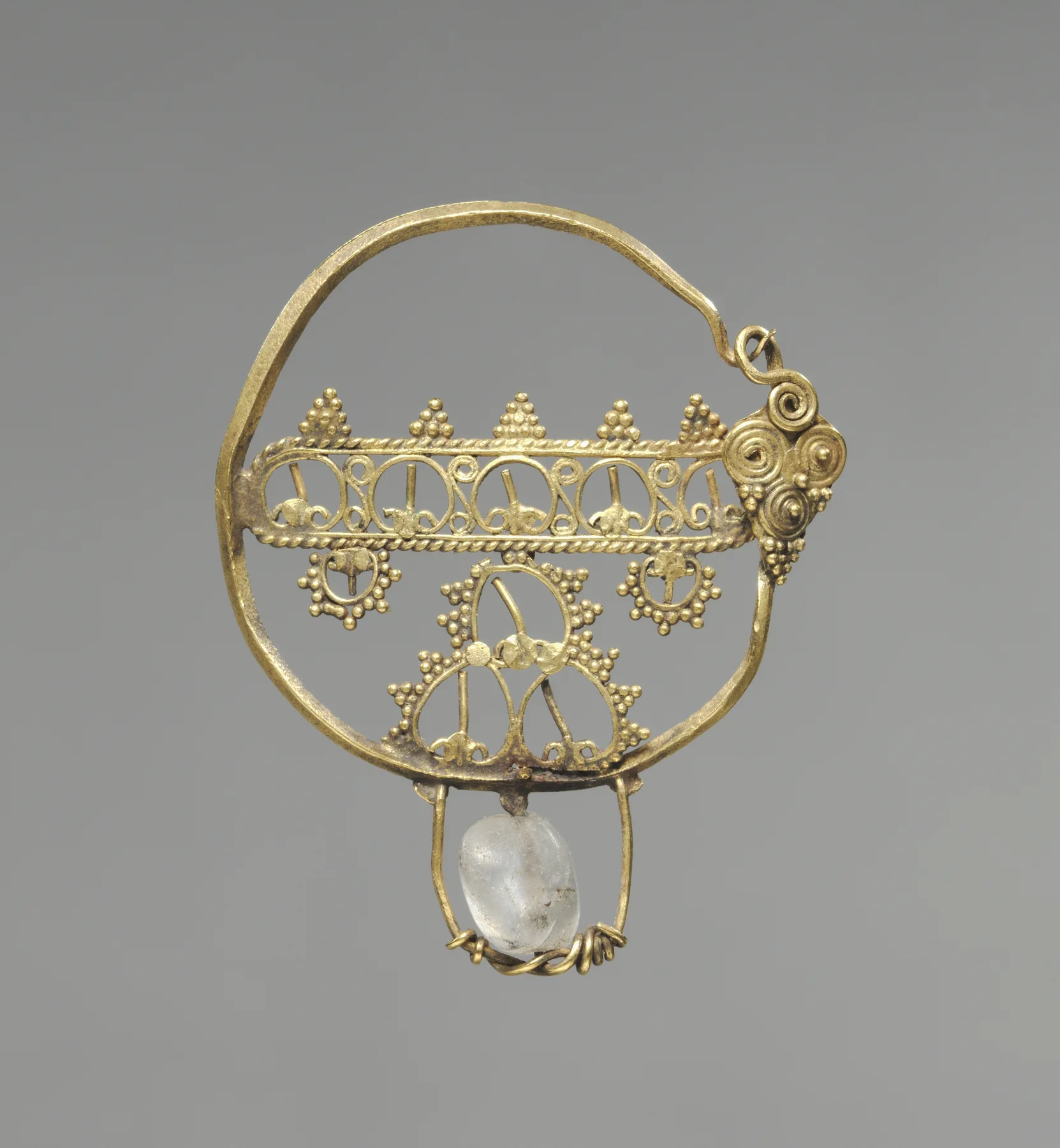 Byzantine gold hoop earring with a filigree bridge, granulation, and a rock-crystal bead in a wire cage