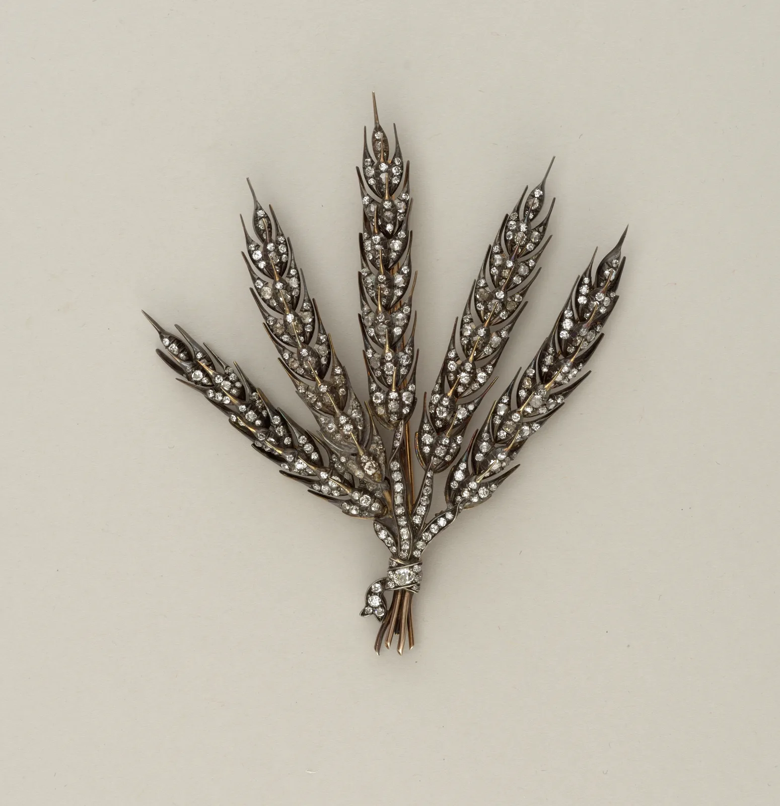 Gold and silver wheat-sheaf brooch with five diamond-paved ears bound at the base