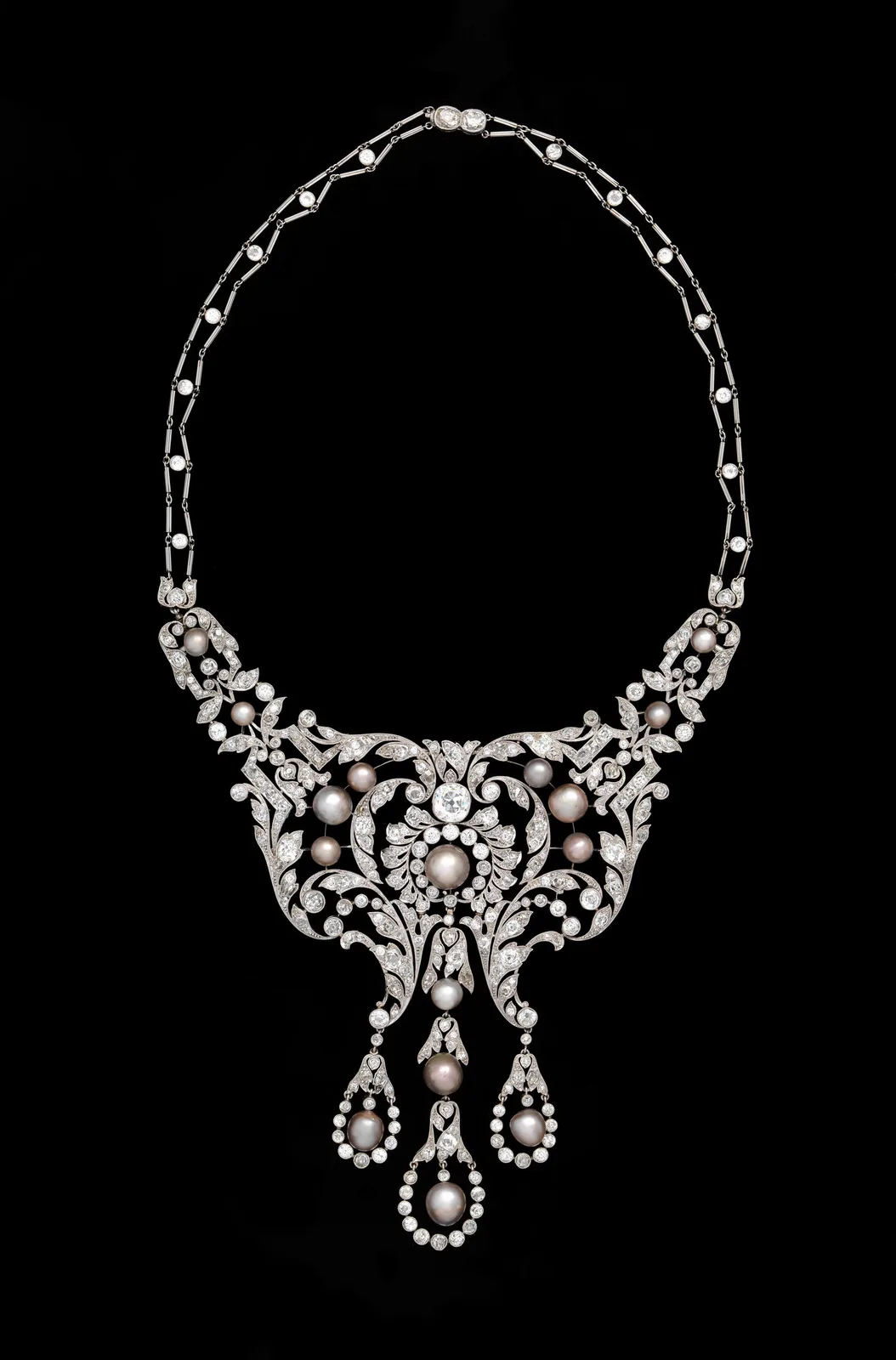 Dreicer & Co. platinum necklace of diamonds and natural pearls in a garland bib