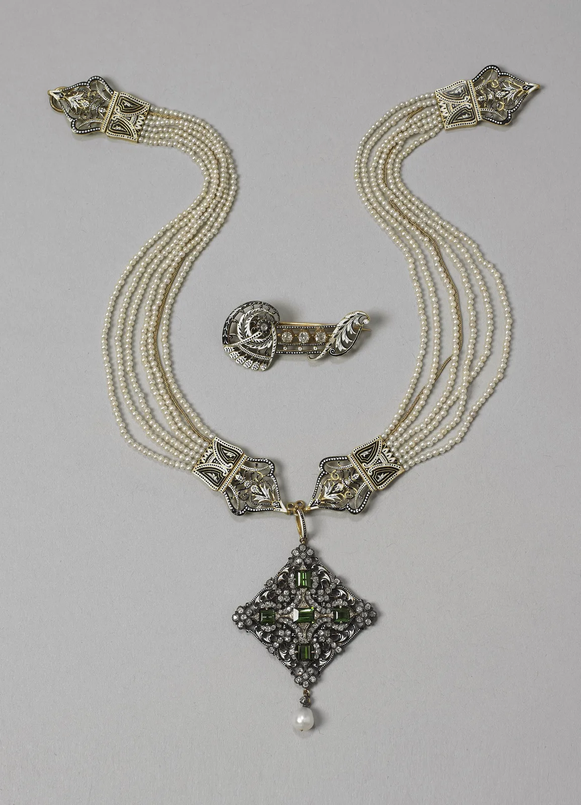 Carlo Giuliano gold and pearl necklace with a diamond-shaped pendant of five small peridots and a pearl drop