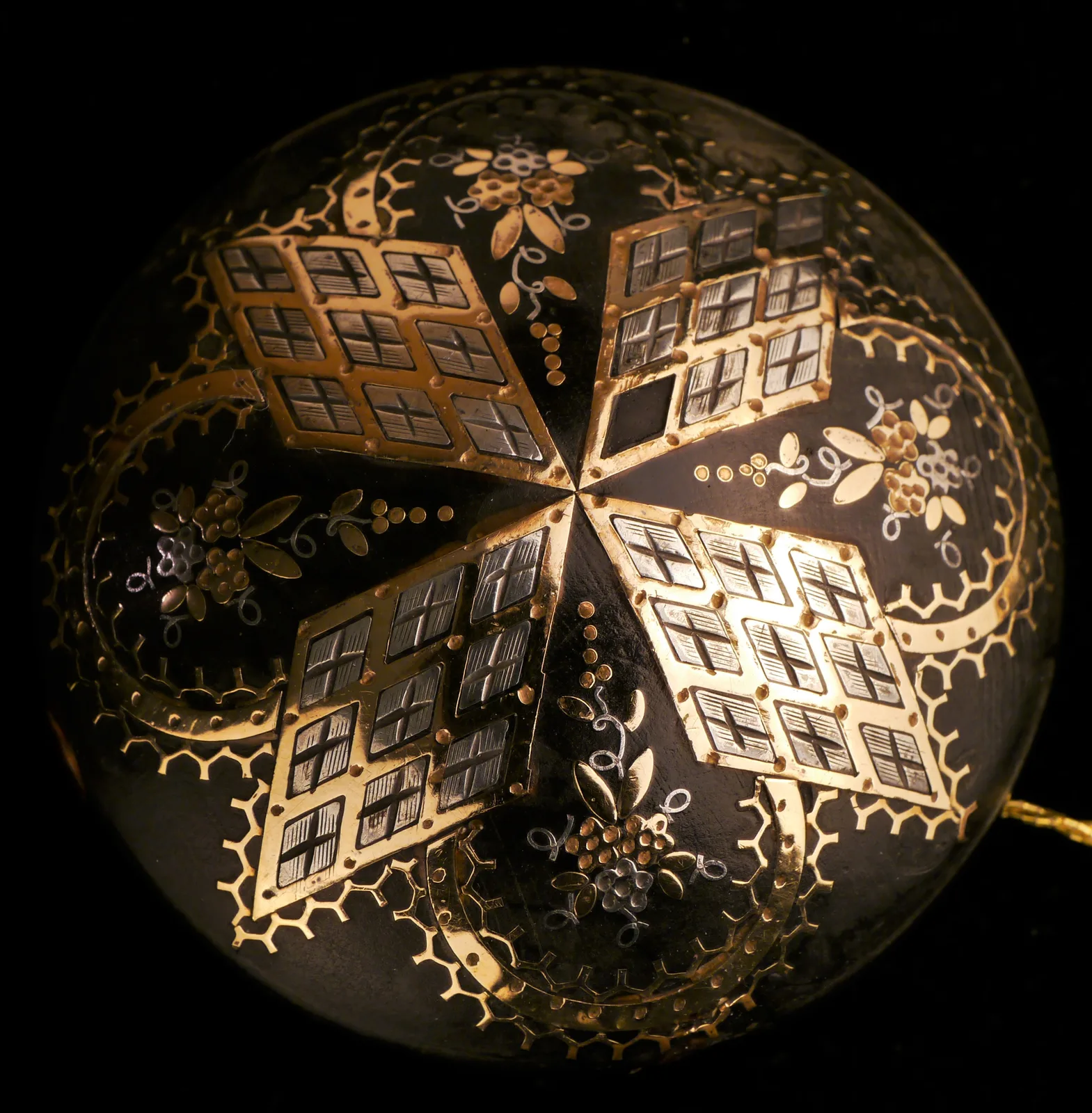 An oval Victorian tortoiseshell brooch with three flower sprays and a bow in gold and silver piqué