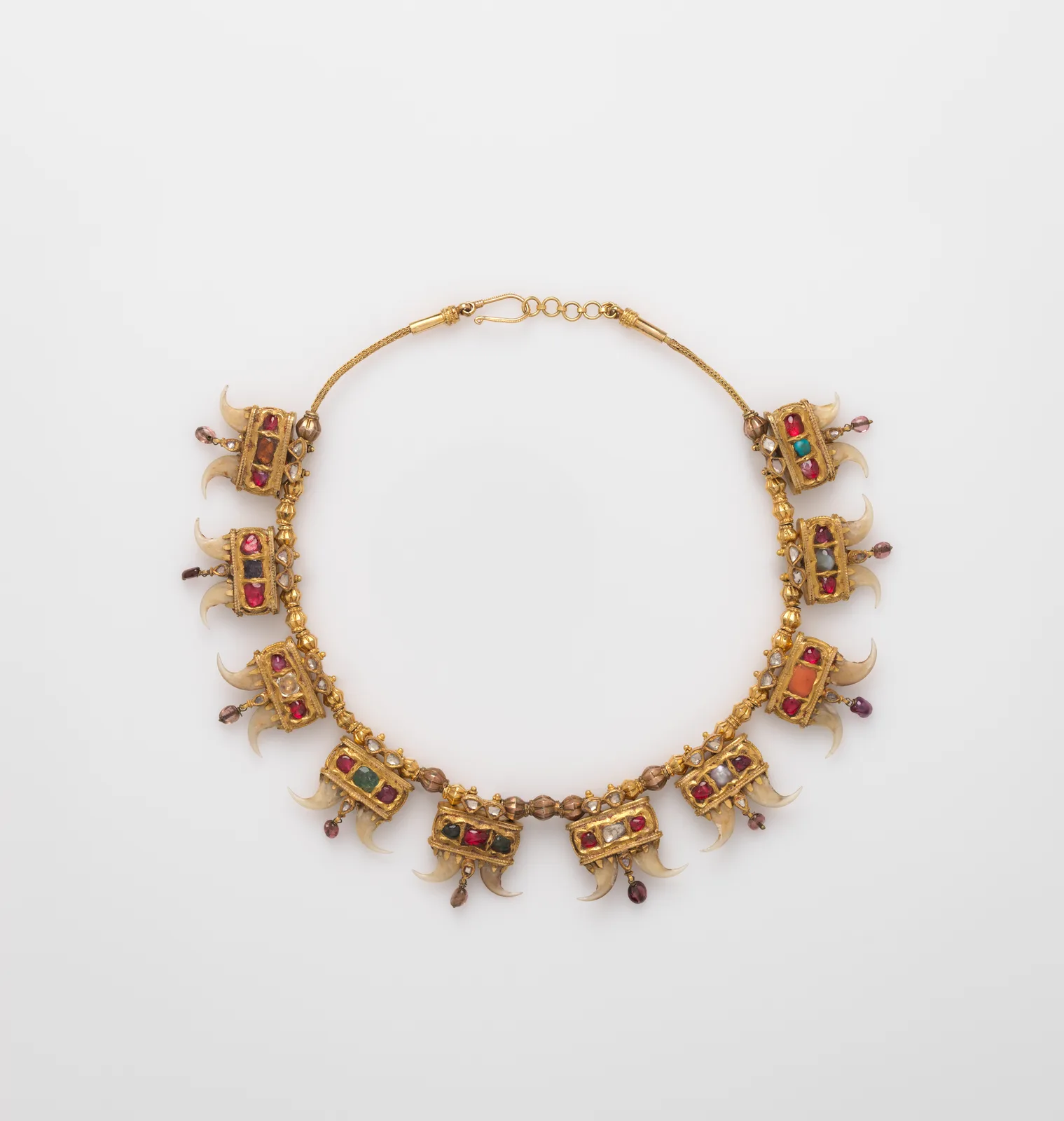 Nineteenth-century Indian gold necklace of paired tiger-claw pendants set with rubies, emeralds, diamonds, and spinels