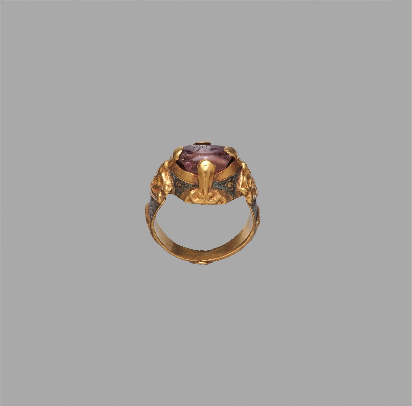 Twelfth-century gold ring from Iran with a raised tourmaline bead held in four gold prongs above a dark incised band